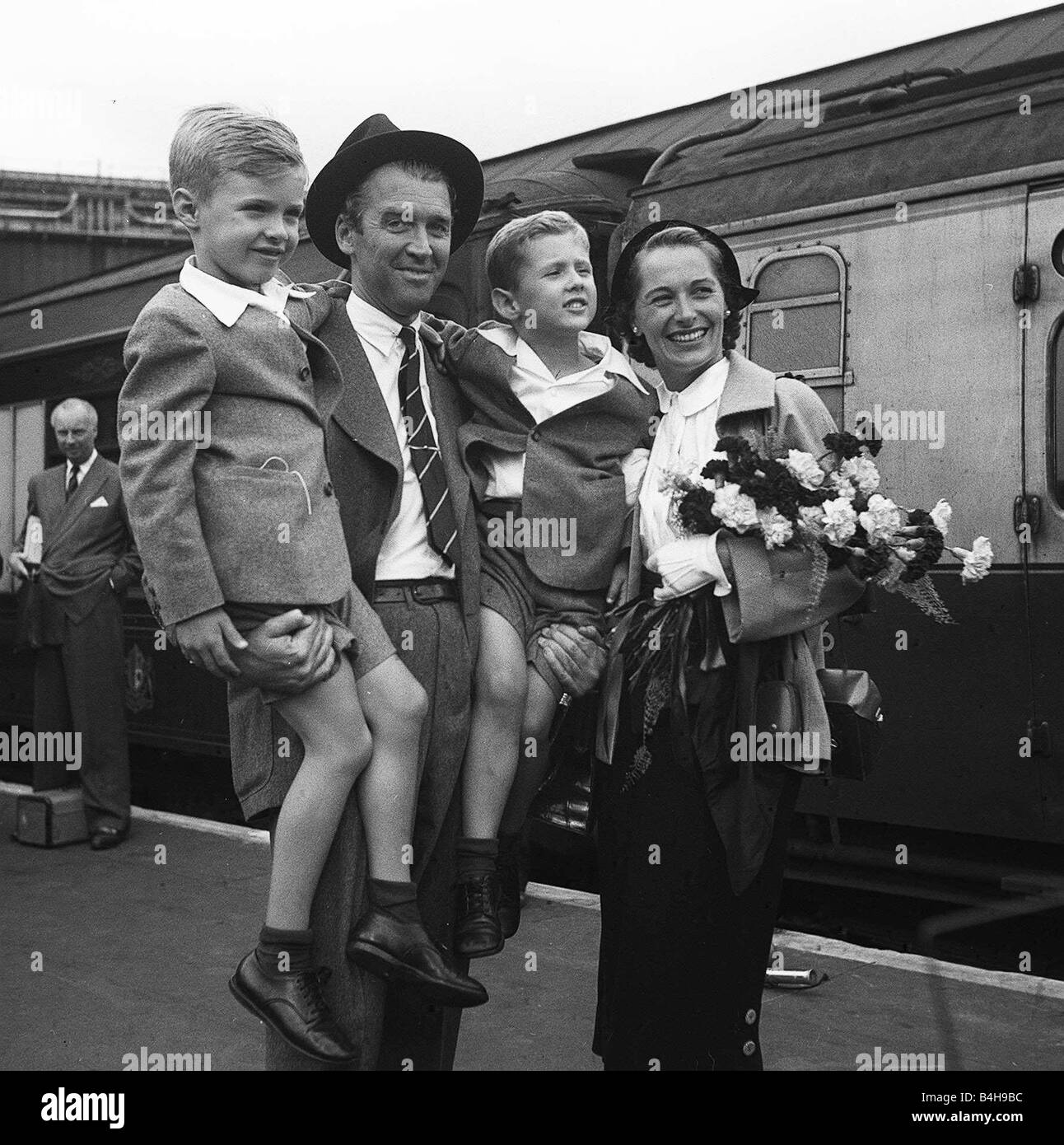 Schauspieler James Stewart kommt in England mit seiner Frau und Familie 1950 Stockfoto