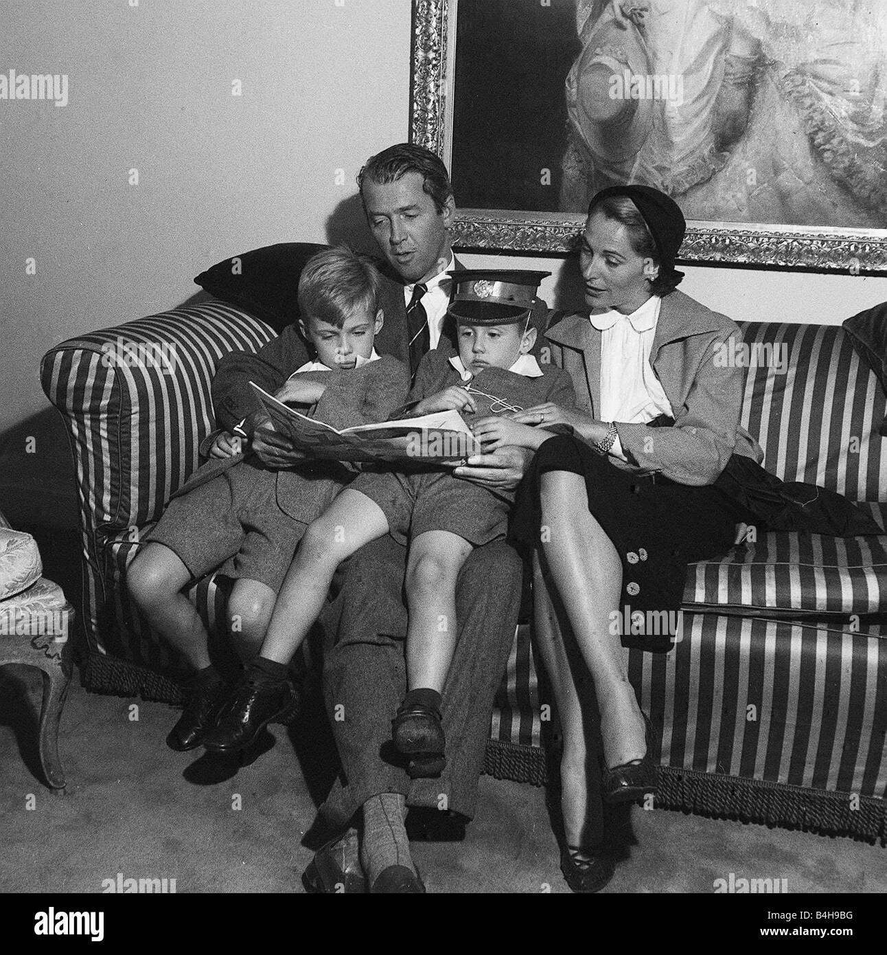 Schauspieler James Stewart kommt in England mit seiner Frau und Familie