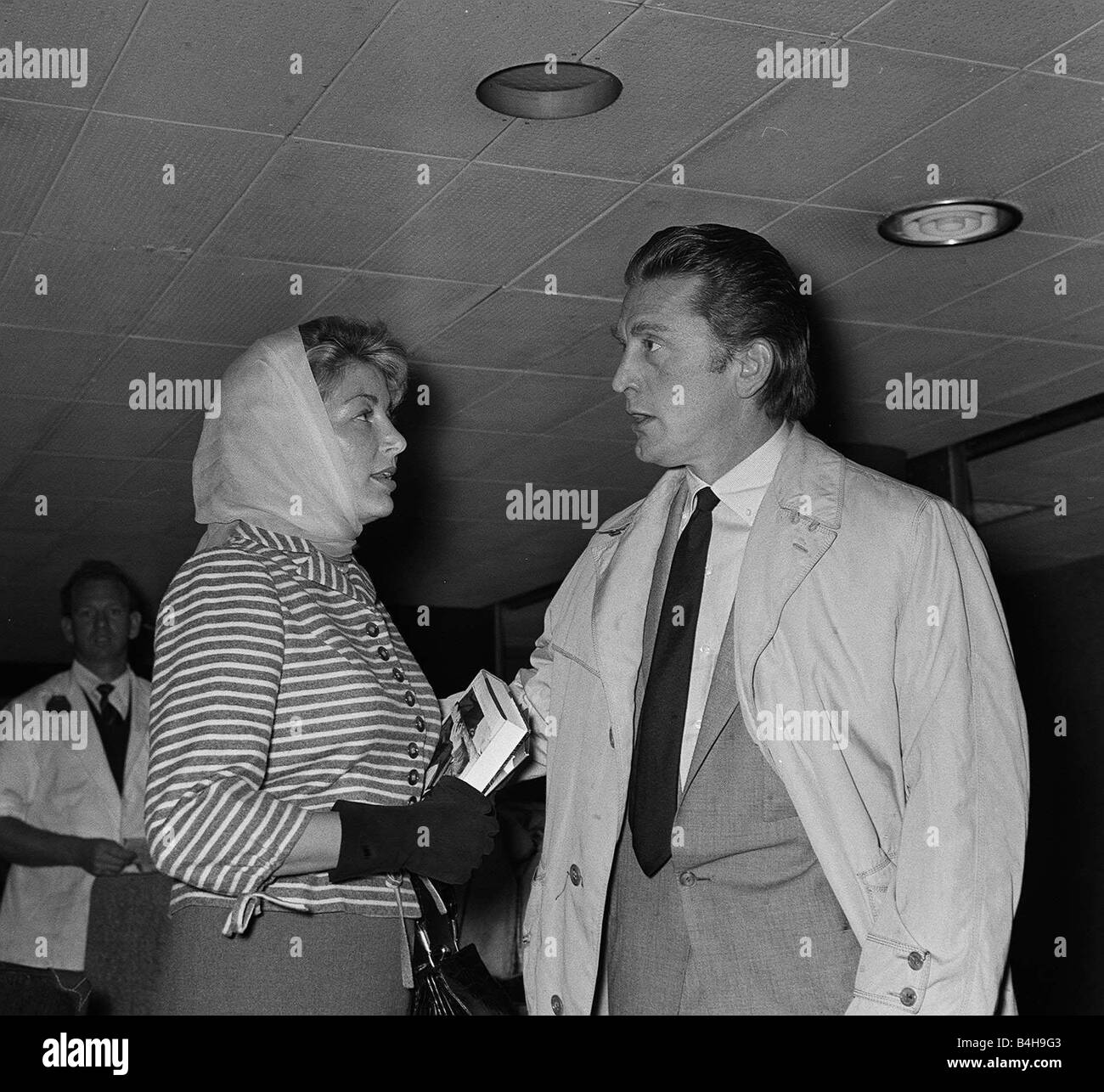 Schauspieler Kirk Douglas Flughafen London mit seiner Frau August 1958 Stockfoto