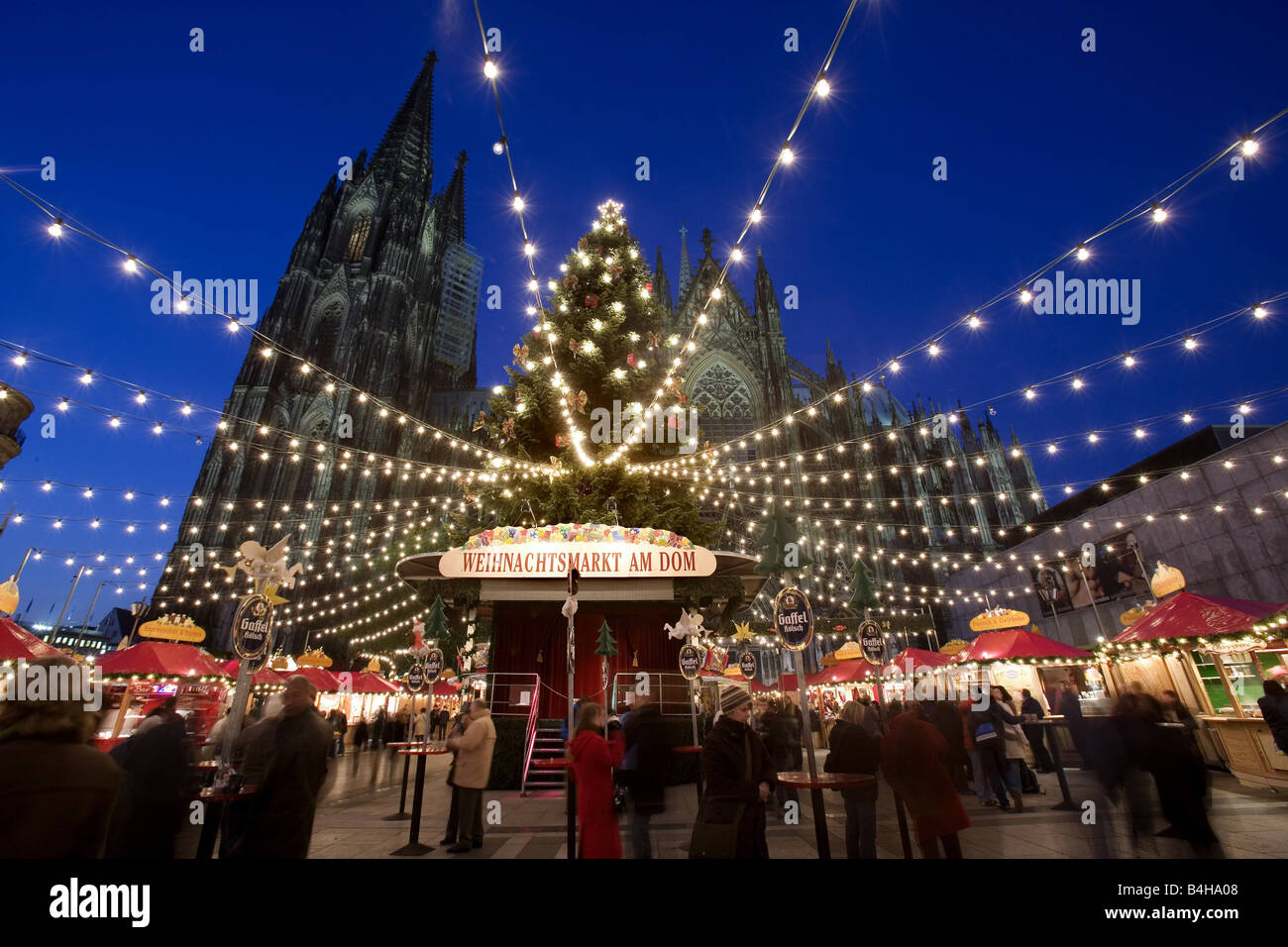 Menschen vor Kirche an Weihnachten Zeit Kölner Dom Köln NordrheinWestfalen Deutschland