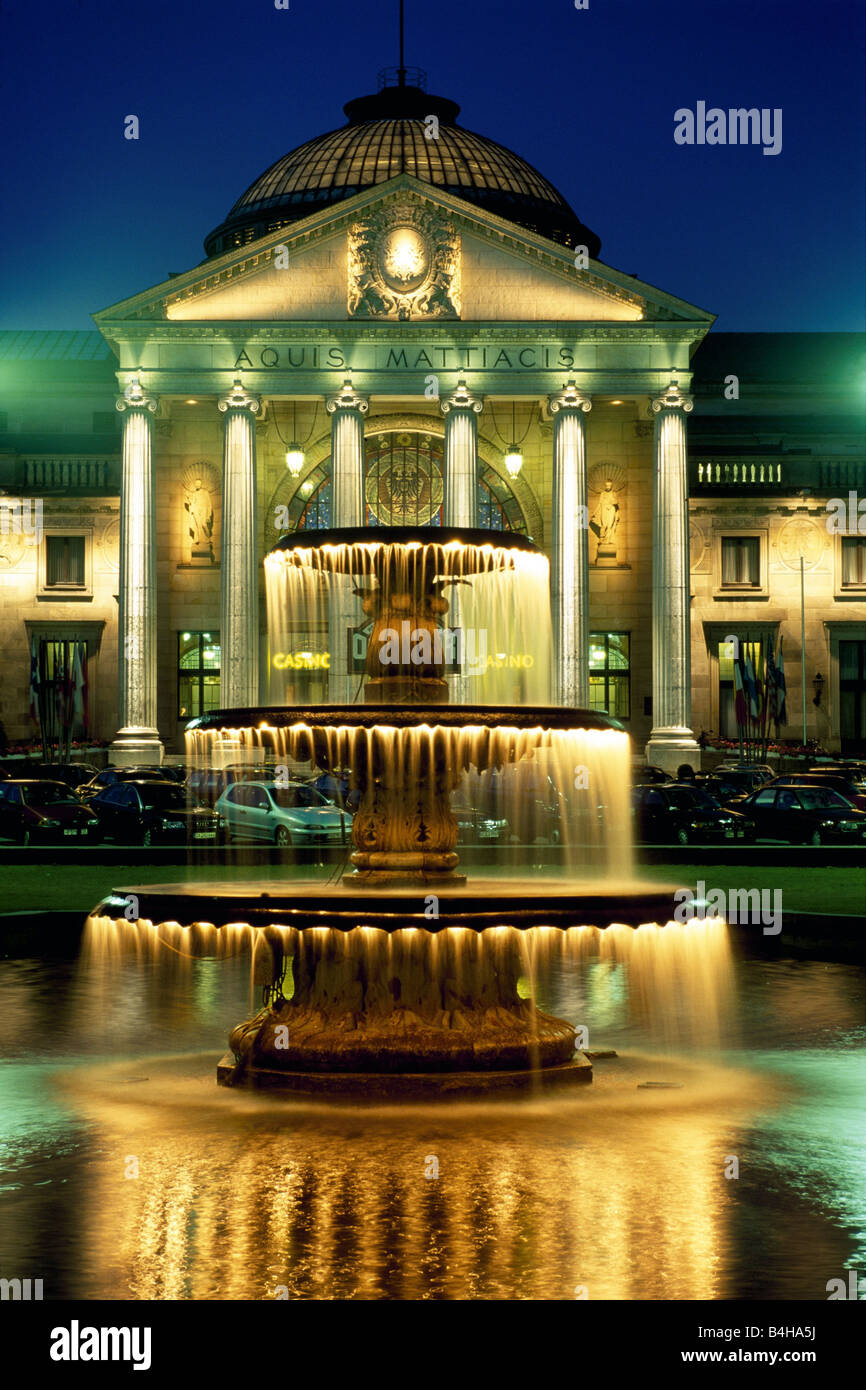 Brunnen beleuchtet vor Casino, Wiesbaden, Hessen, Deutschland Stockfoto