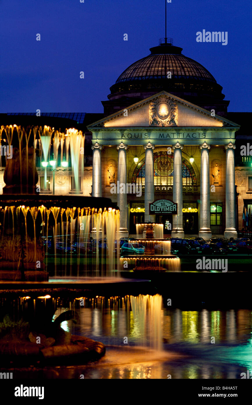 Brunnen beleuchtet vor Casino, Wiesbaden, Hessen, Deutschland Stockfoto