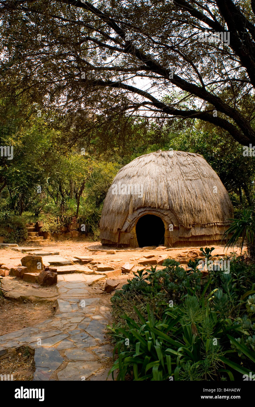 Afrikanische Zulu-Hütte in den Gärten des Voortrekker Monuments in Pretoria. Stockfoto