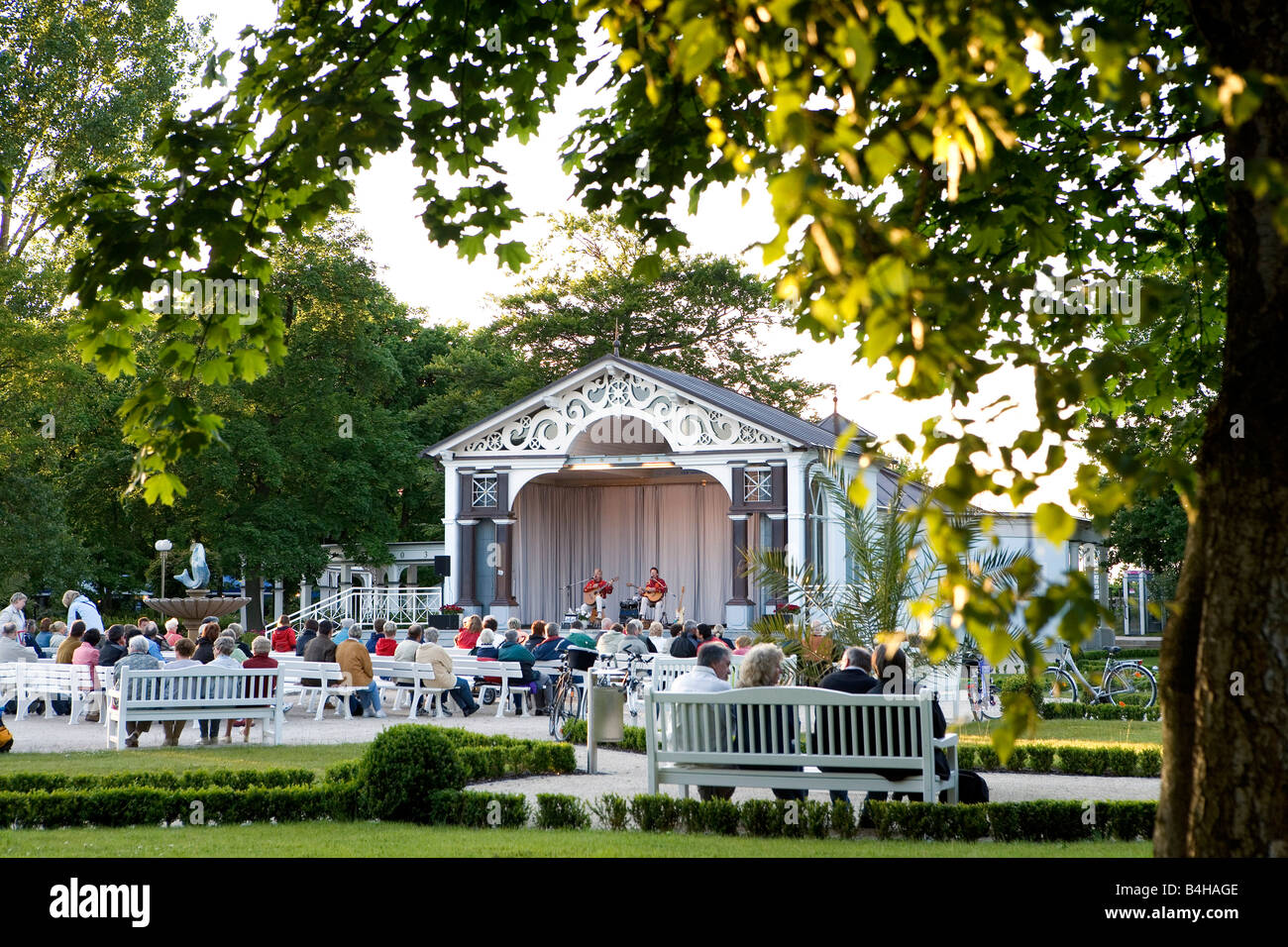 Menschen Sie genießen Wellness-Konzert im Park, Mecklenburg-Vorpommern, Berlin, Deutschland Stockfoto