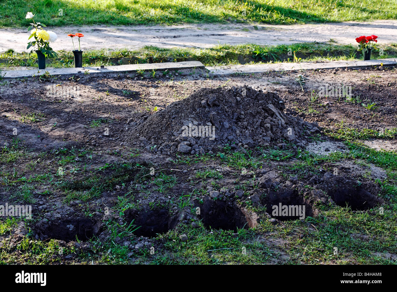 Ausgegrabene Urnengräber im Friedhof, Friedrichshain, Berlin, Deutschland Stockfoto