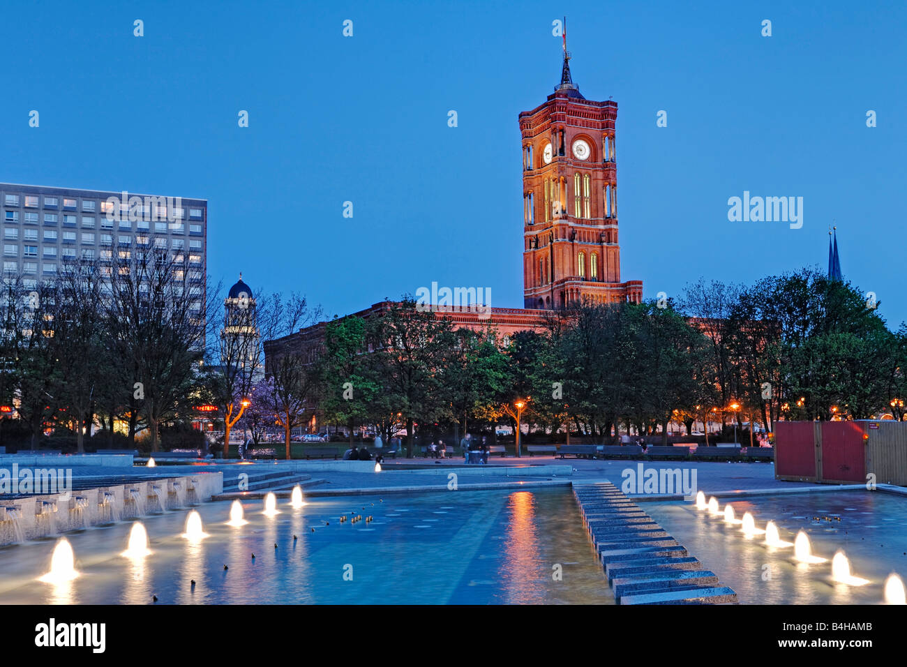 Turm des Rathauses leuchtet in der Dämmerung, Alexanderplatz, Berlin Mitte, Berlin, Deutschland Stockfoto