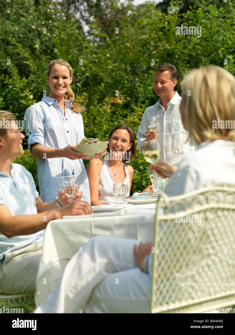 Fünf Menschen, die auf einer Gartenparty feiern Stockfoto