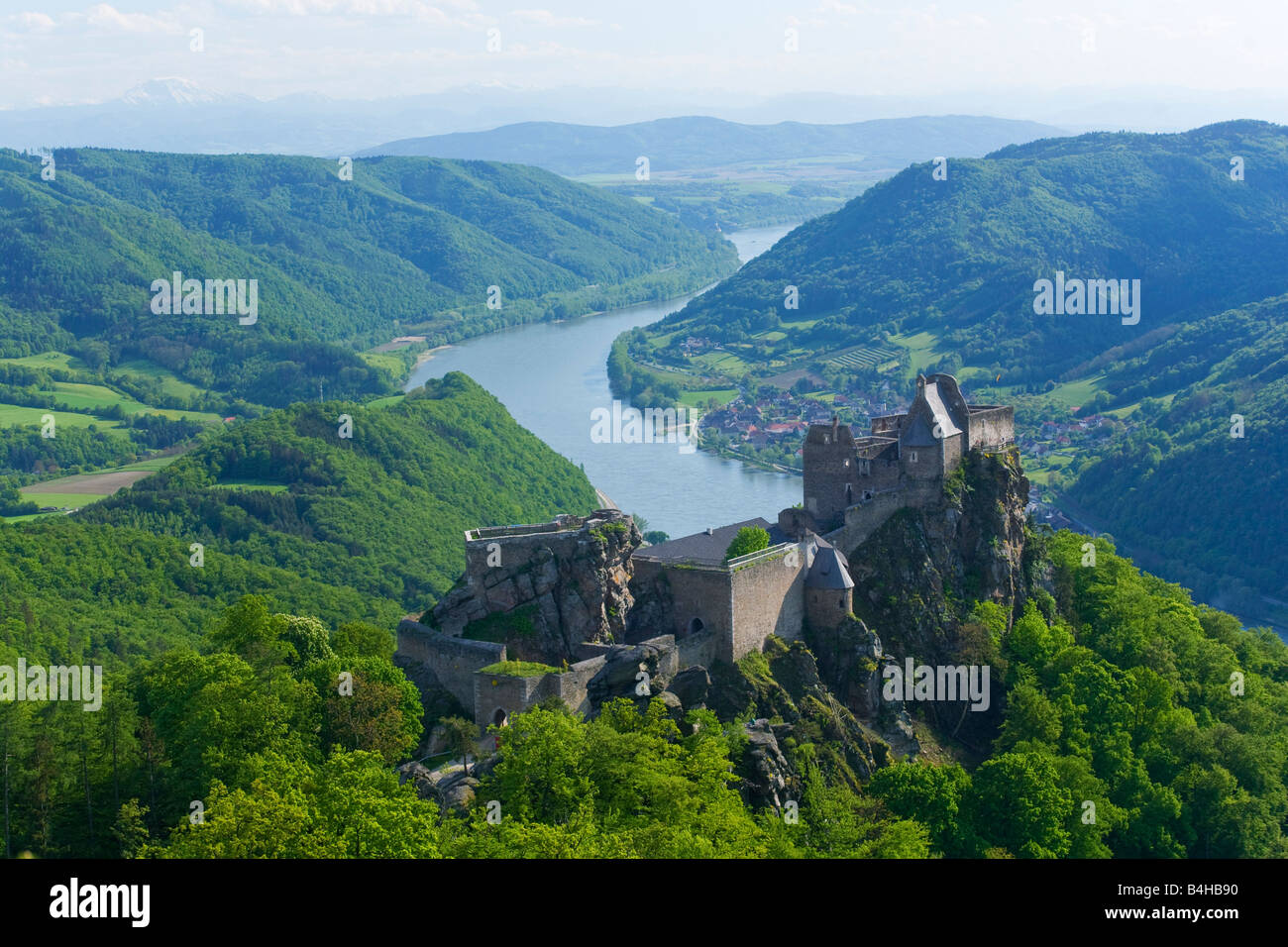 Anzeigen der alten Burgruine auf Hügel Aggstein Burg Dunkelsteiner Wald Schoenbuehel Donau Fluß Wachau Österreich Niederösterreich Stockfoto