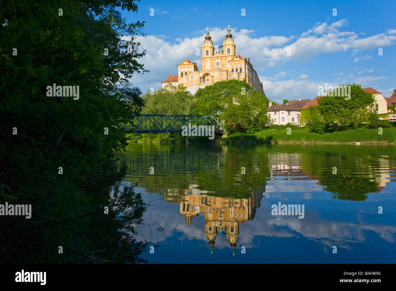 Reflexion der Abtei im Wasser, Stift Melk, Donau, Wachau, Niederösterreich, Österreich Stockfoto