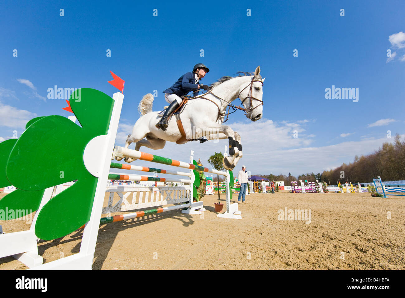 Jockey springen Hindernis, Ranshofen, Österreich Stockfoto