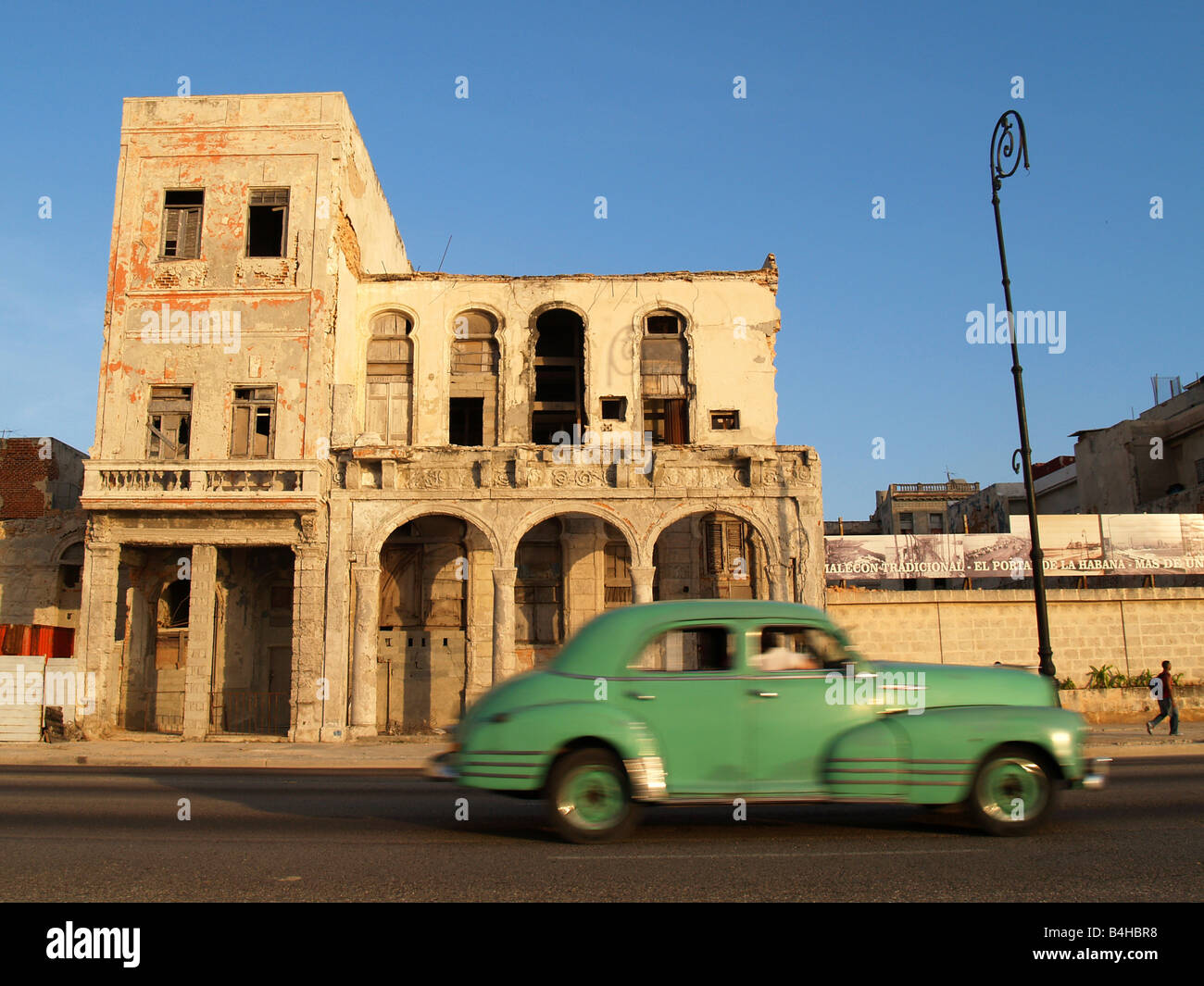 Oldtimer auf Straße, Havanna, Kuba Stockfoto