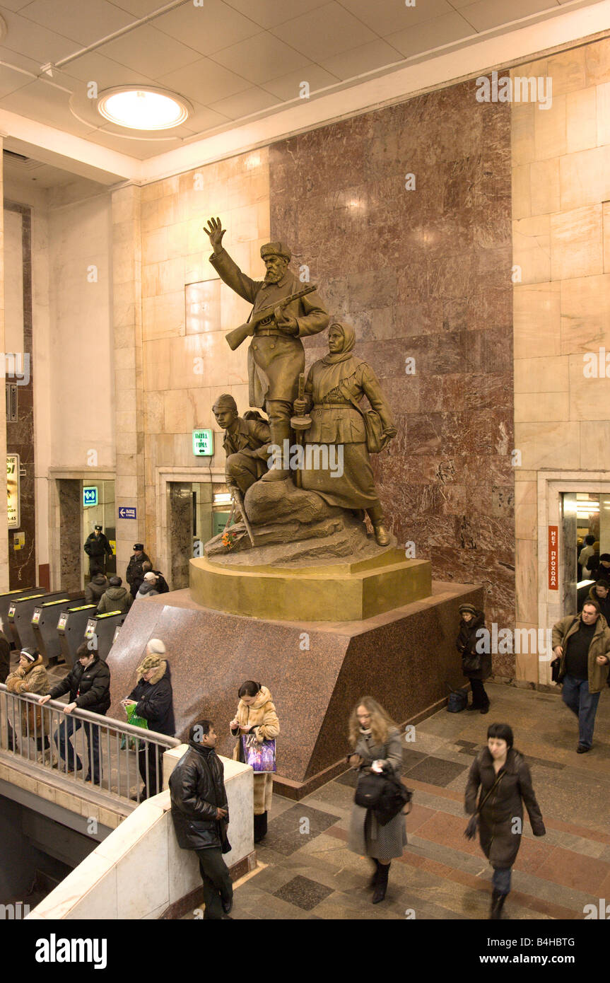 Pendler in der Nähe von Statue in u-Bahnstation, Moskau, Russland Stockfoto