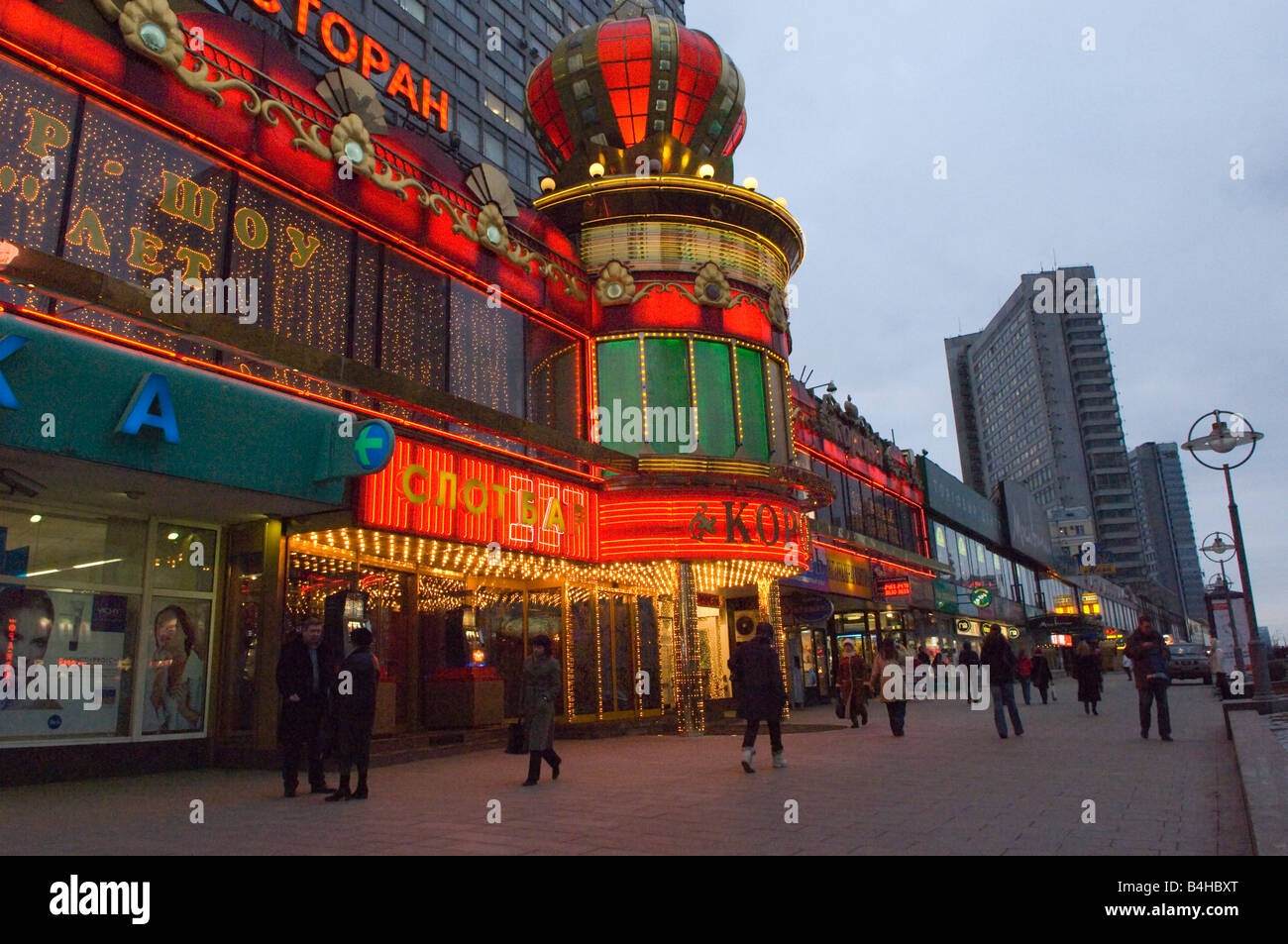 Casino in der Abenddämmerung Novy Arbat Street Moskau Russland beleuchtet Stockfoto