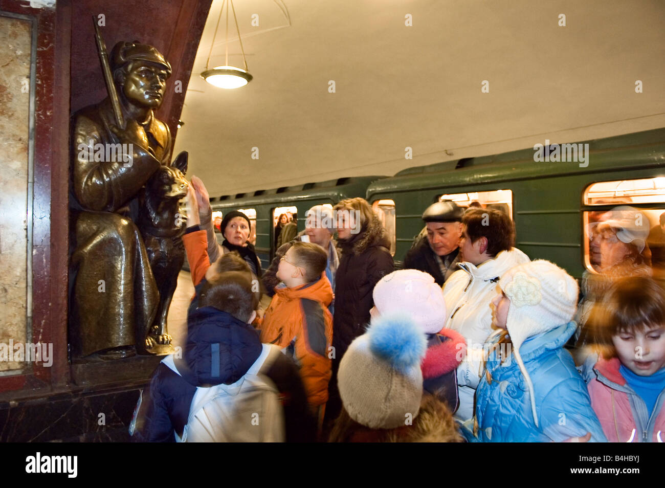 Passagiere am u-Bahn Station, Platz der Revolution, Moskau, Russland Stockfoto