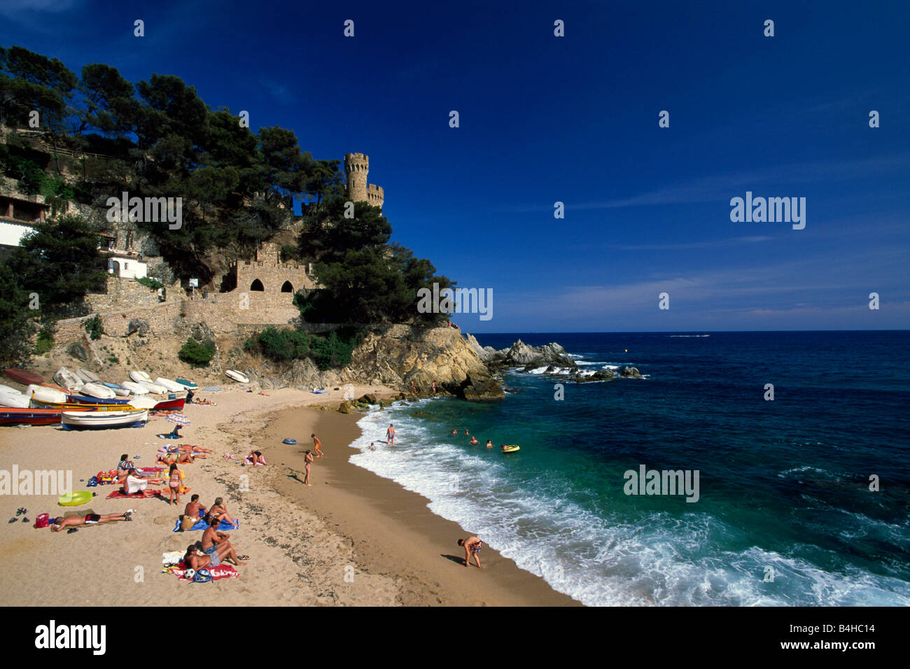 Erhöhte Ansicht von Touristen genießen am Strand von Lloret de Mar Gerona Katalonien Spanien Stockfoto