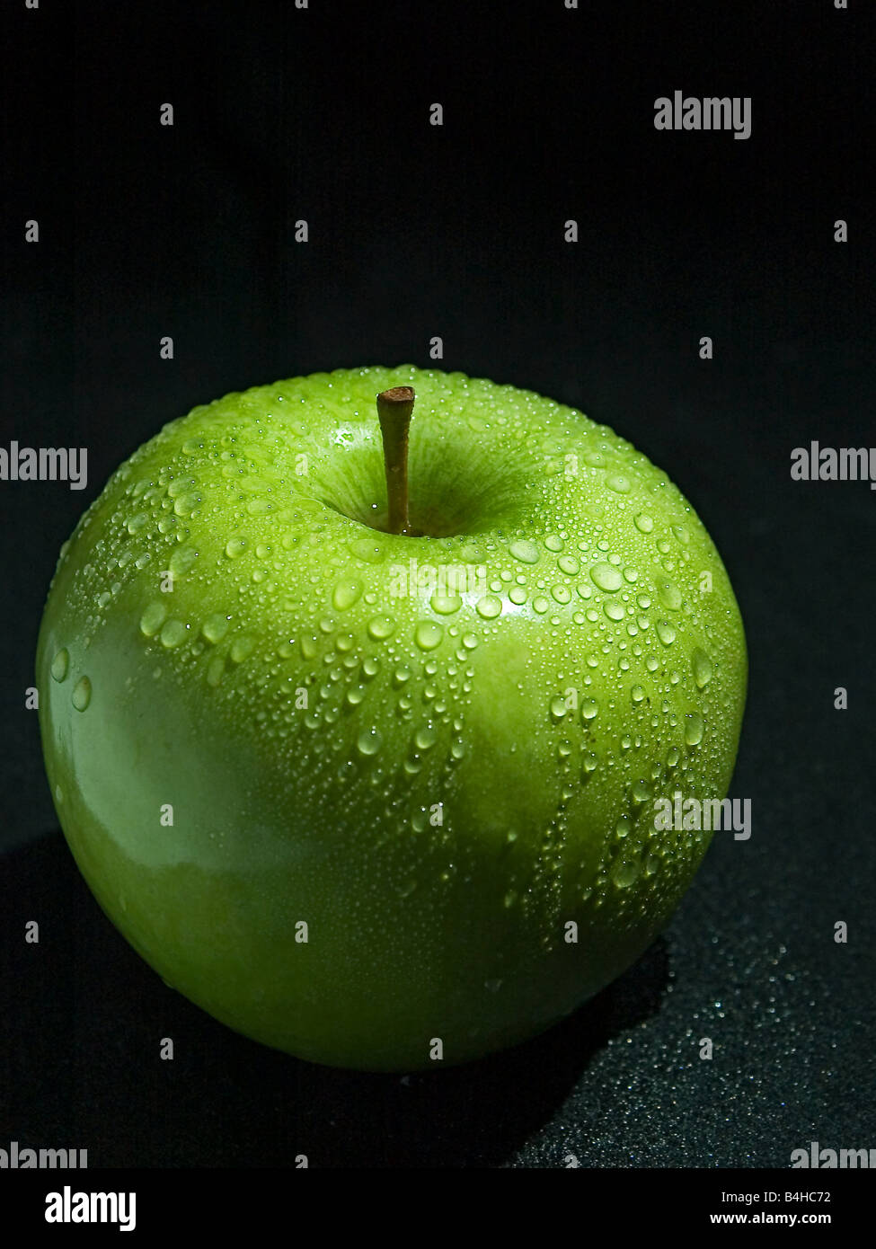 Nahaufnahme von Wassertropfen auf grüner Apfel Stockfoto