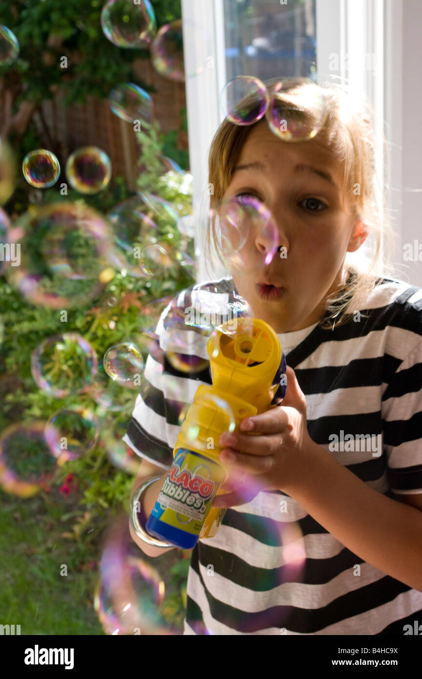 Nahaufnahme des Mädchens Seifenblasen, England Stockfoto
