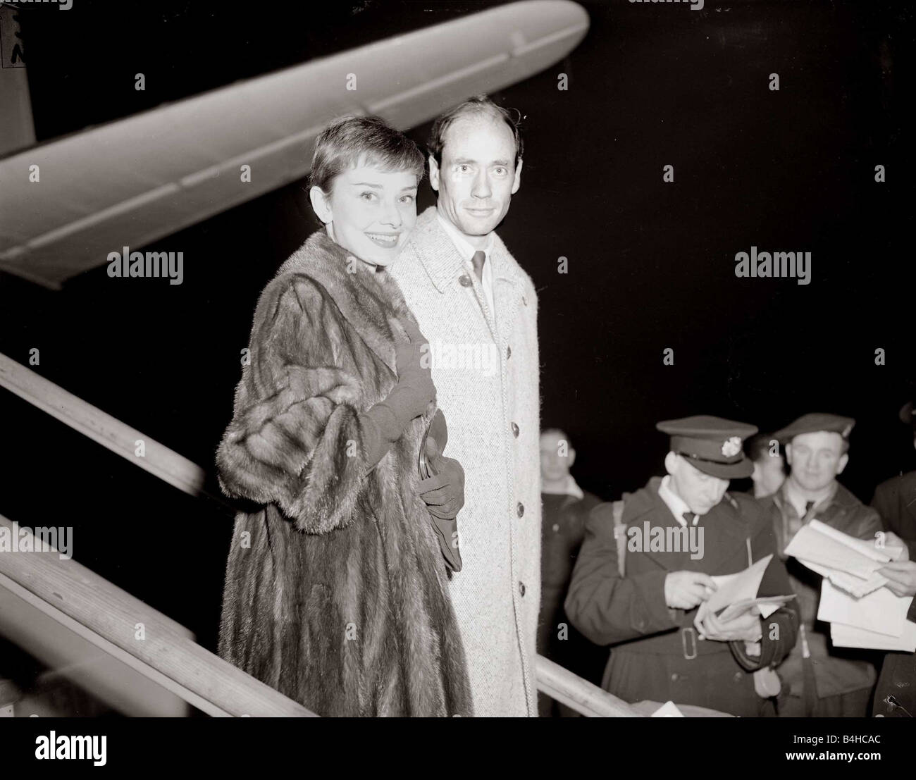 Schauspielerin Audrey Hepburn kommt in London Airport mit Ehemann Dezember 1954 Stockfoto