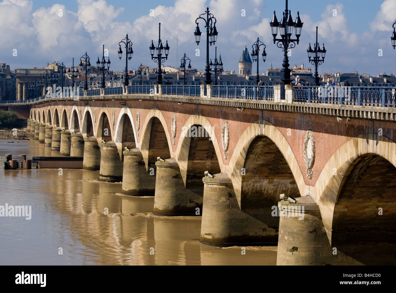 Bogenbrücke über Fluss Garonne Fluss Pont de Pierre Bordeaux Gironde Aquitaine Frankreich Stockfoto