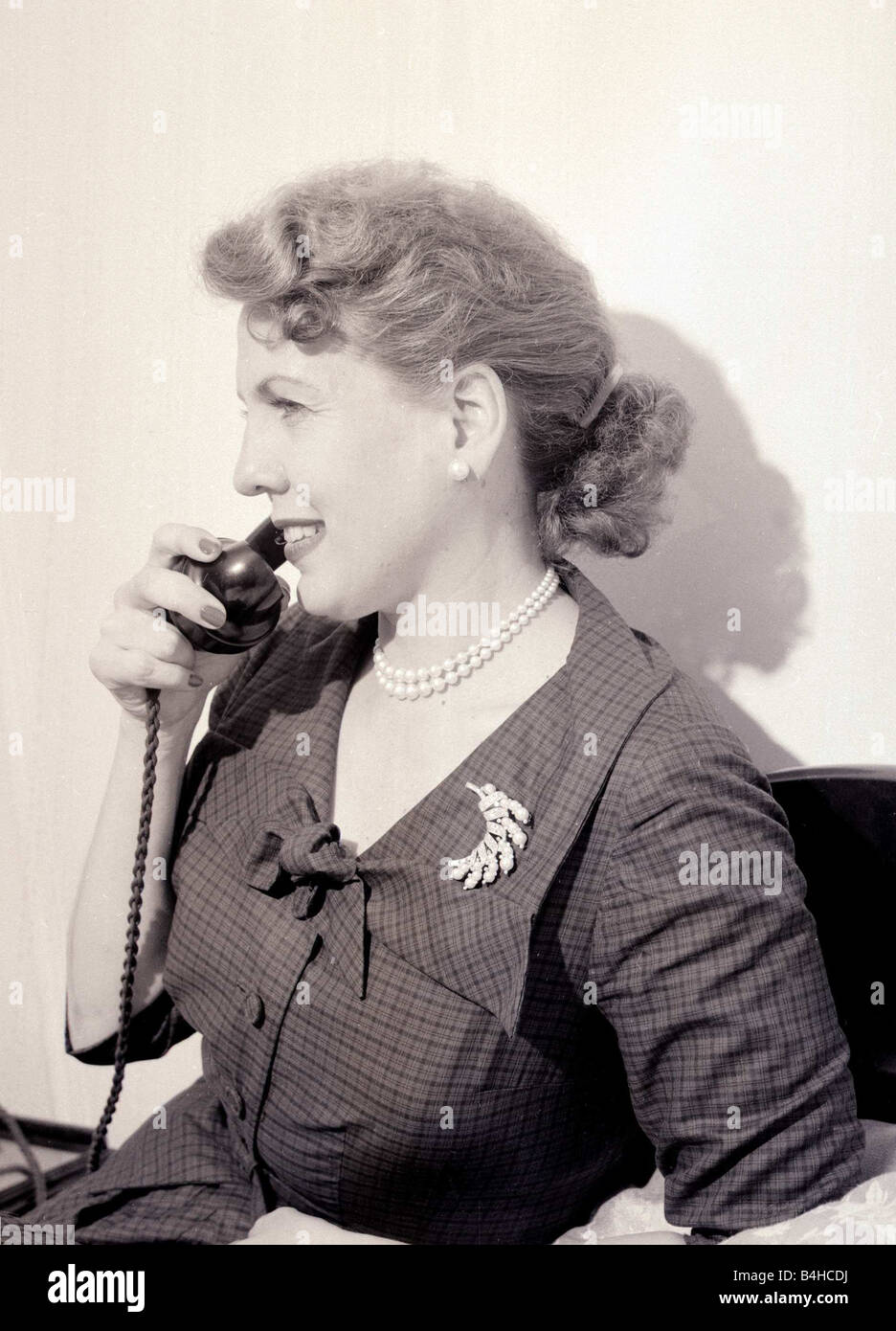 Schauspielerin Ethel Barrymore Juni 1955 am Telefon sprechen Stockfoto