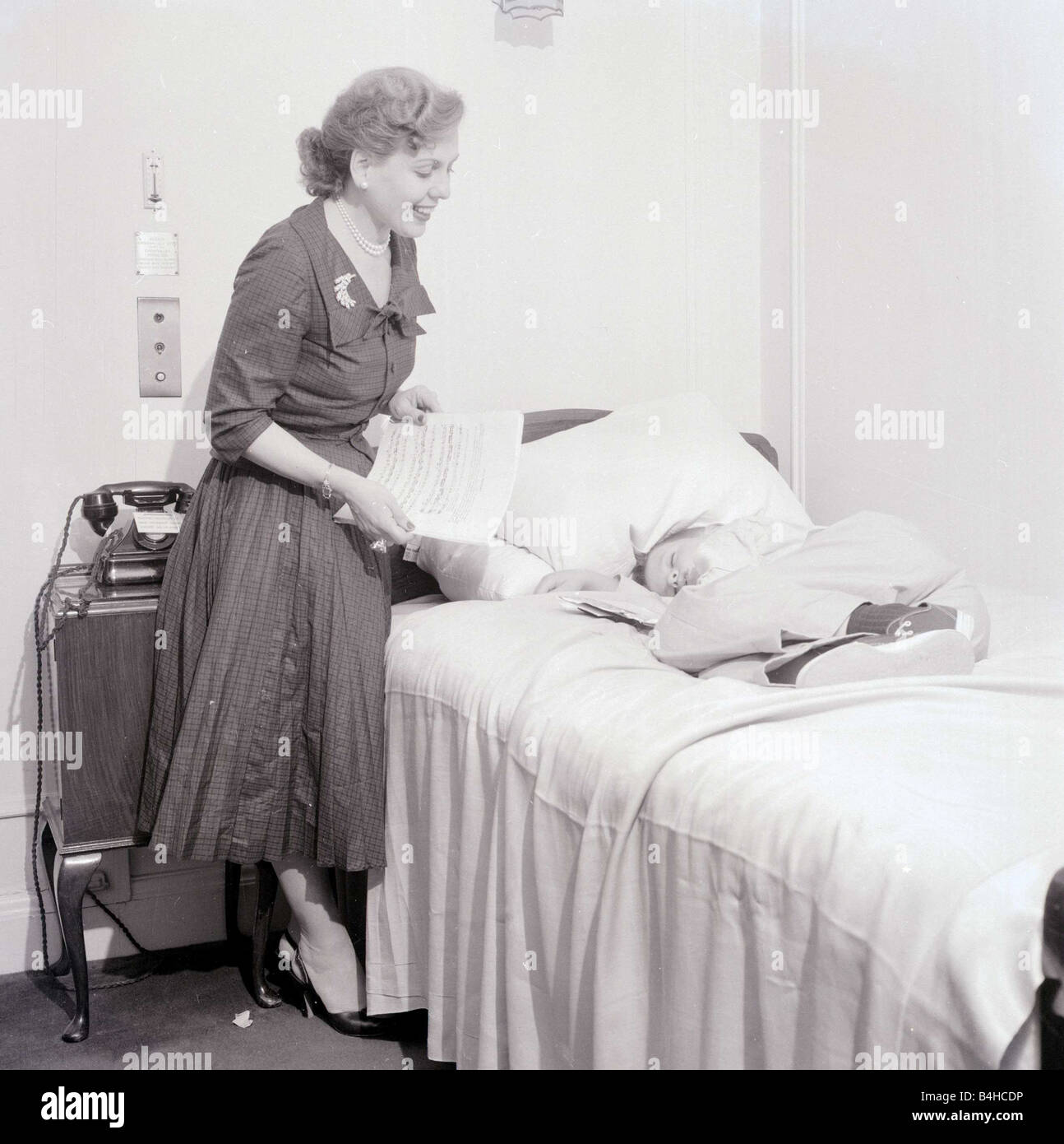 Schauspielerin Ethel Barrymore gesehen hier mit ihrem Sohn John im Alter von 8. Juni 1955 Stockfoto