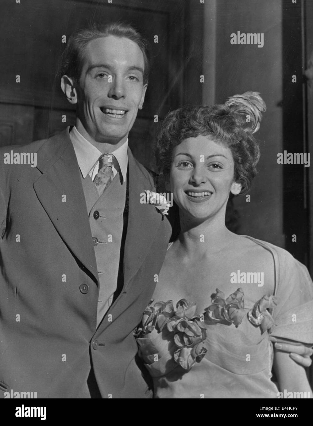 Produzent-Kenneth Tynan und amerikanische Schauspielerin Elaine Dundy nach ihrer Hochzeit im Rathaus St Marylebone Januar 1951 Stockfoto