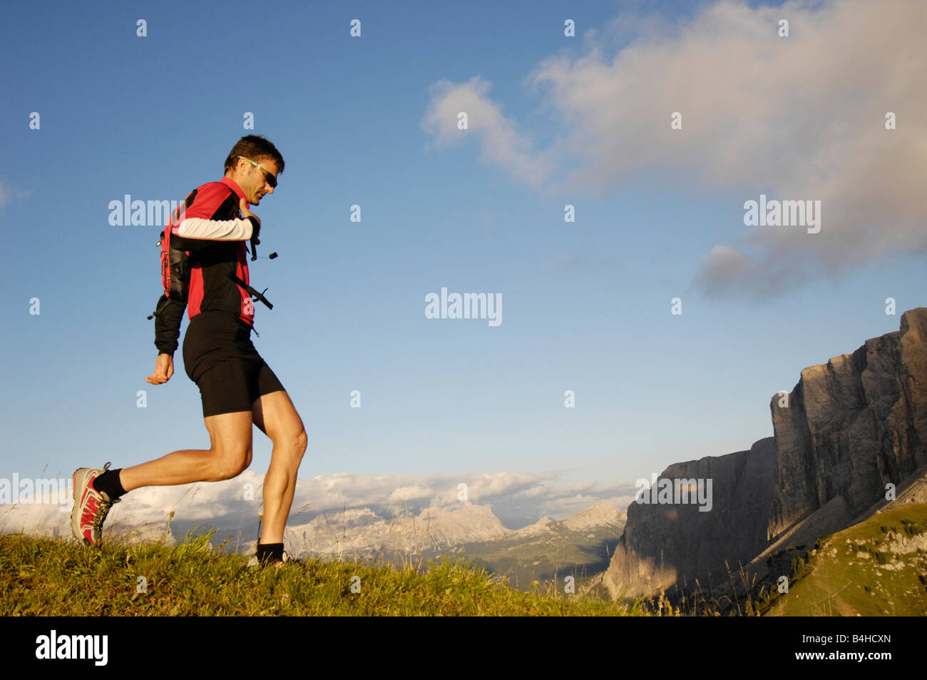 Seitenansicht der Mitte erwachsenen Mann läuft auf Landschaft, Trentino-Alto Adige, Italien Stockfoto