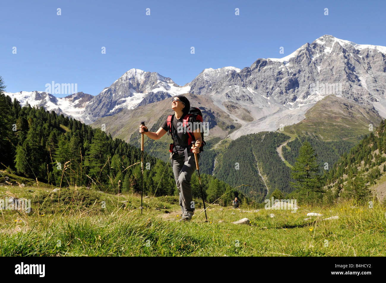 Weibliche Wanderer zu Fuß auf Landschaft Trentino-Südtirol-Italien Stockfoto