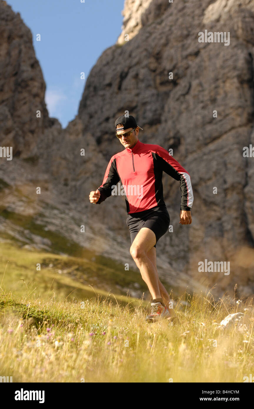 Mitte erwachsenen Mann läuft auf Landschaft, Trentino-Alto Adige, Italien Stockfoto