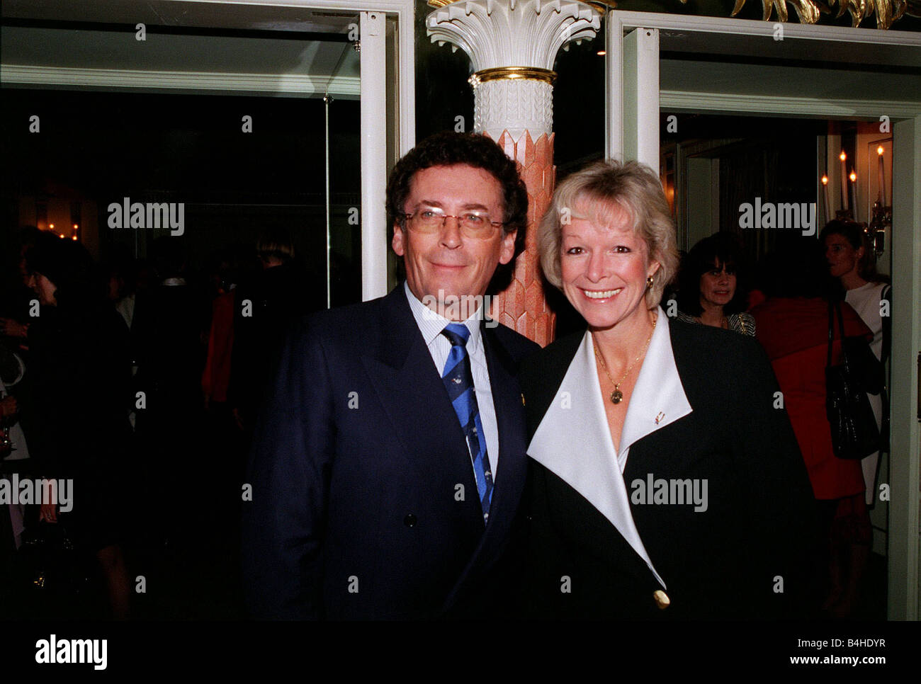 Robert Powell Schauspieler Oktober 97 Teilnahme an eine Wohltätigkeitsorganisation Mode Mittagessen mit seiner Frau Babs Powell Stockfoto