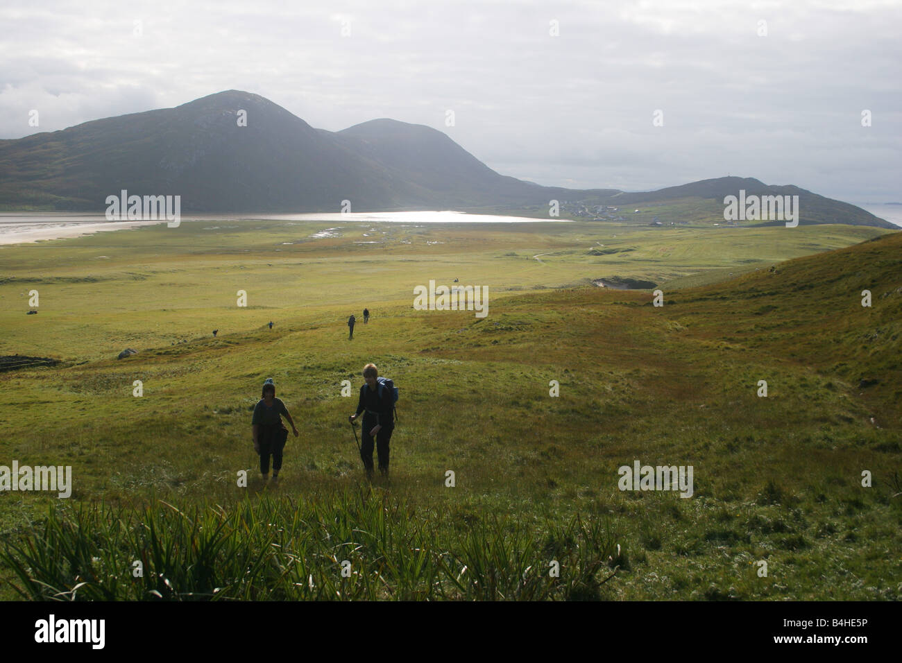 Eine Gruppe von Wanderern Klettern Toe Kopf auf Harris in den äußeren Hebriden, Schottland Stockfoto