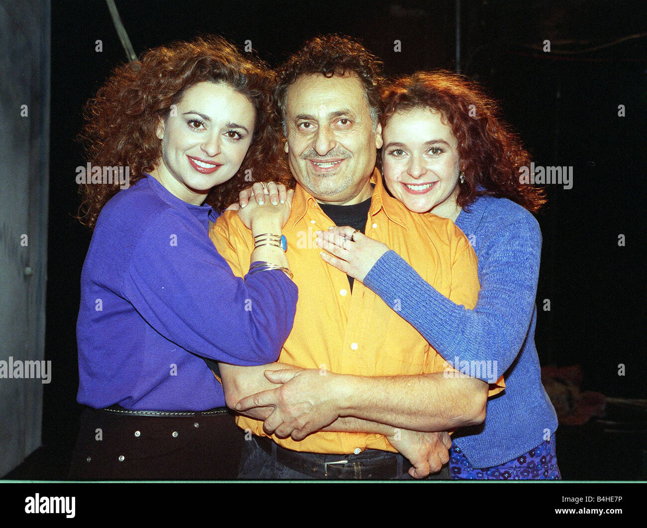 Sawalha Handeln Familie 1997 Nadia Sawalha Schauspielerin Links Mit sawalha-handeln-familie-1997-nadia-sawalha-schauspielerin-links-mit