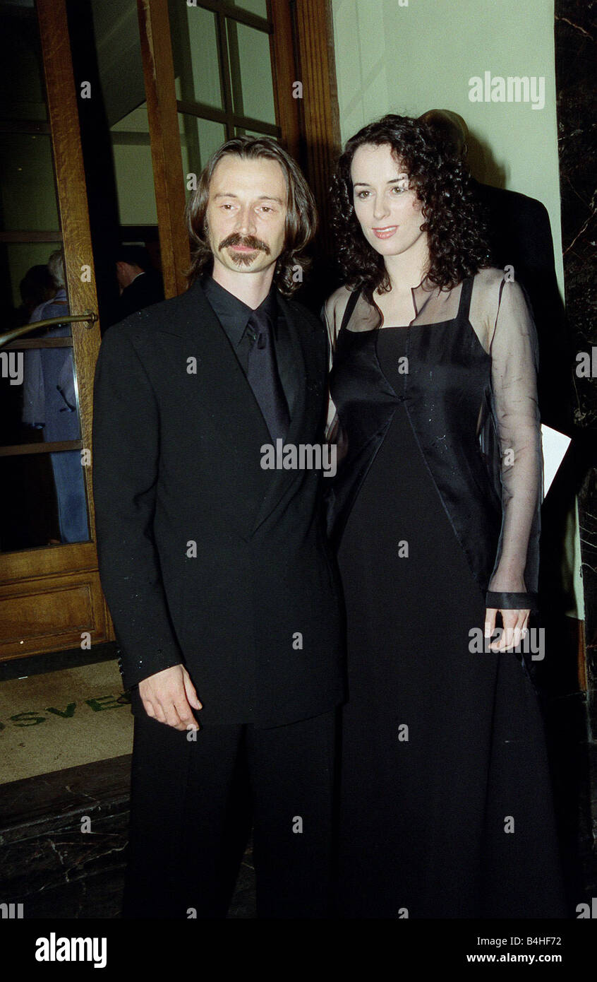 Robert Carlyle Schauspieler April 98 Star of the Full Monty Ankunft für BAFT Aawards 1998 mit seiner Frau Anastaisa Stockfoto