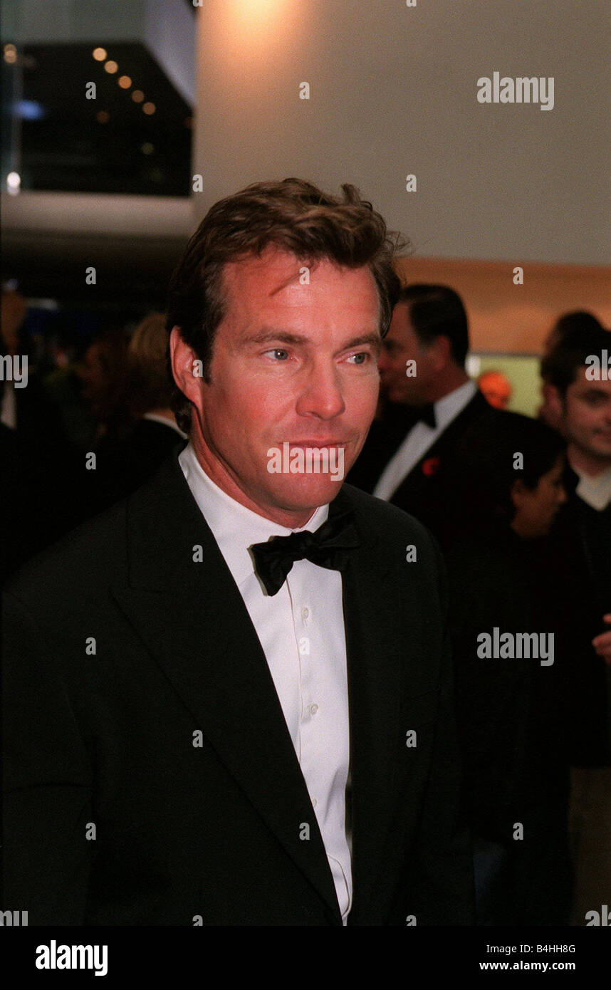Dennis Quaid Actor November 98 bei der Royal-Premiere in London s Leicester Square von seinem neuen Film The Parent Trap in dem er mit Natasha Richardson Stars Stockfoto