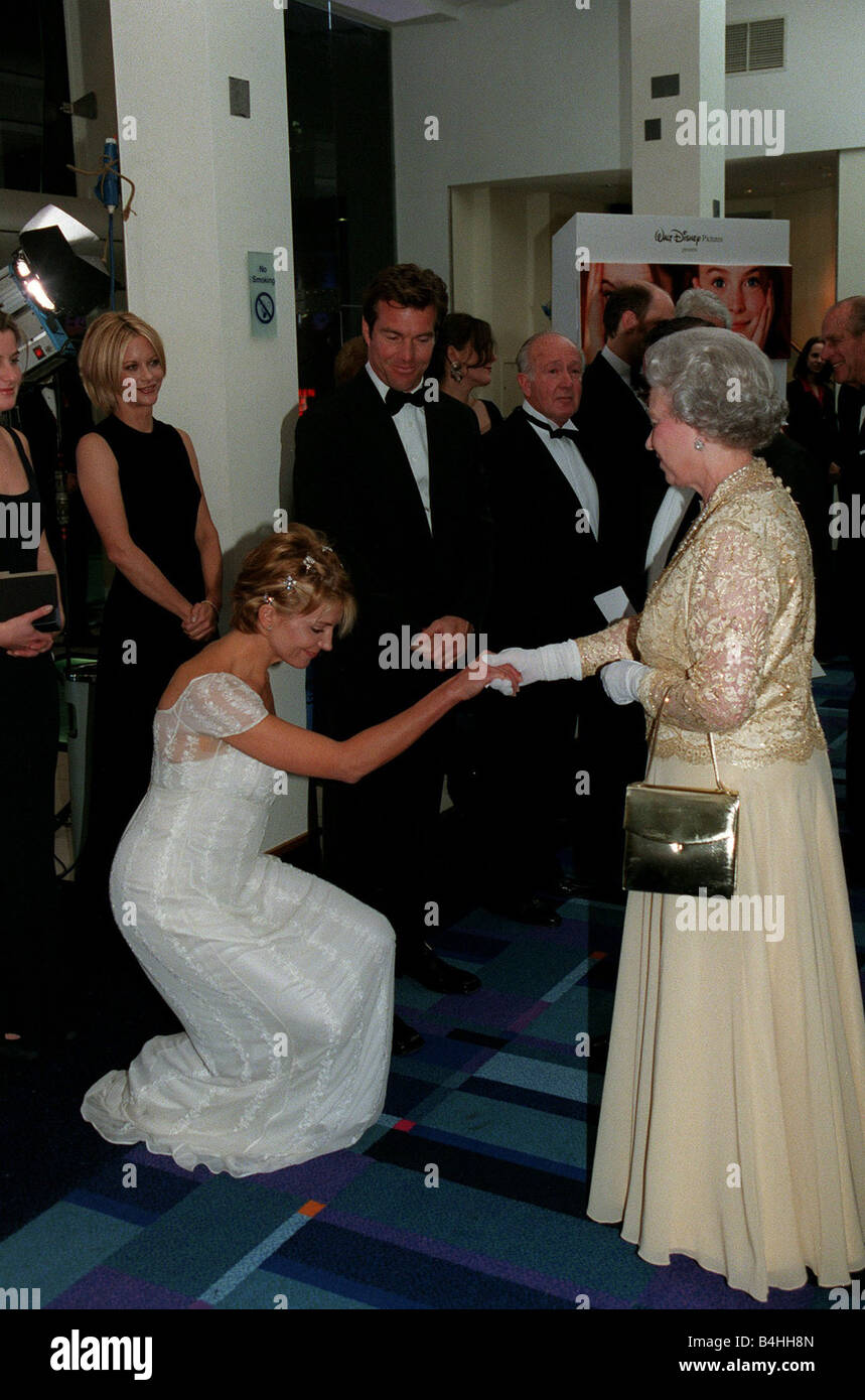 Natasha Richardson Schauspielerin November 98 treffen die Königin bei der Premiere in London s Leicester Square von ihrem neuen Film The Parent Trap in denen er mit Dennis Quaid Sterne Stockfoto