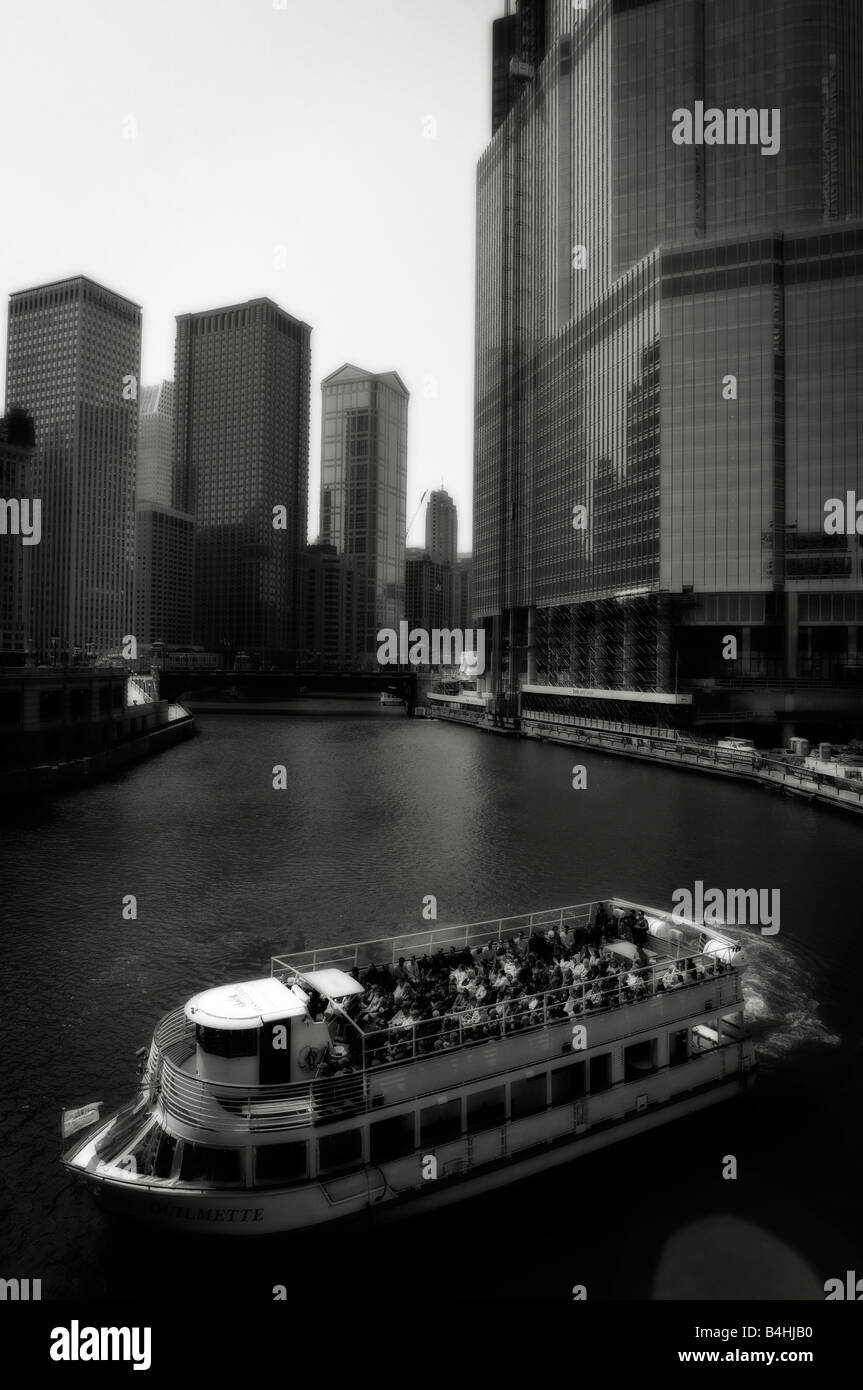 Touristry Boot auf dem Chicago River, gesehen von der Michigan Avenue Bridge, Blick nach Westen. Chicago. Illinois. USA Stockfoto