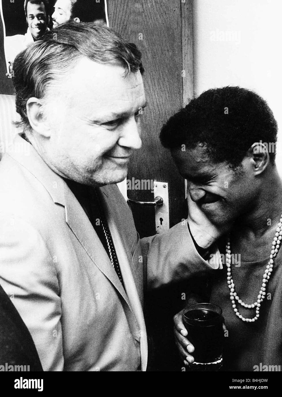 Sammy Davis Jr. mit Rod Steiger Schauspieler backstage 1968 Stockfoto