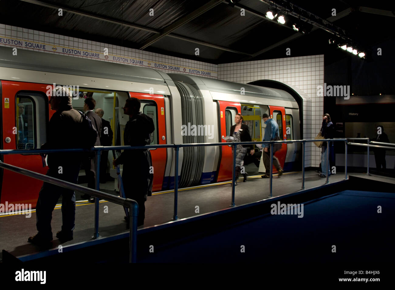 Londoner U-Bahn unter der Oberfläche S-Lager Mock-up Zug auf dem Display Euston Gärten Oktober 2008 Stockfoto