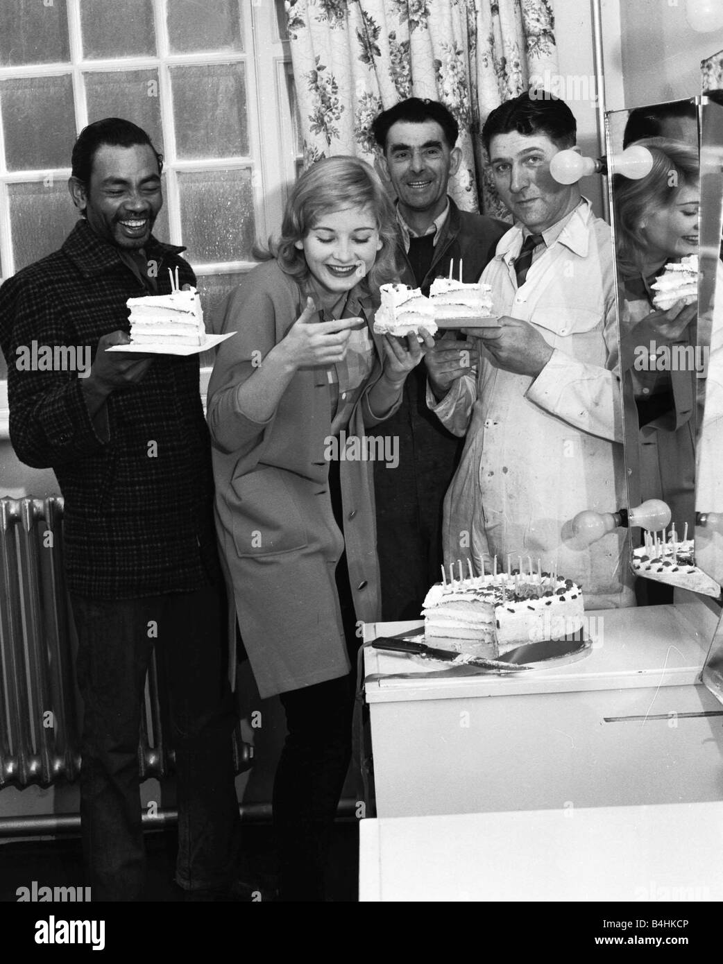 Schauspielerin Jill Ireland feiert ihren 21. Geburtstag mit ihrer co-Stars am Set des Films Raub unter Armen 1957 Stockfoto