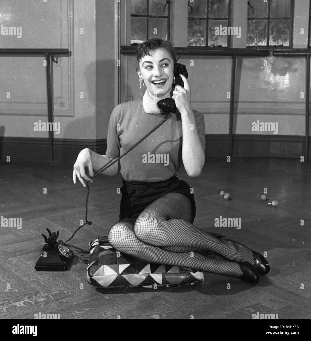 Schauspielerin Jean Marsh im Alter von 17 posiert Ona Kissen sitzen und halten eine Telefon April 1952 Stockfoto