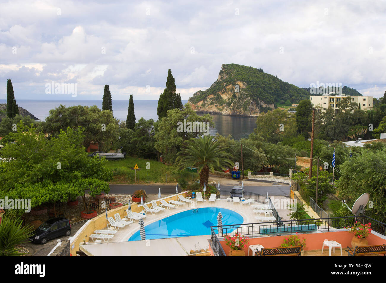 Blick auf das Meer von Paleo Inn mit Pool Paleokastritsa, Korfu Stockfoto