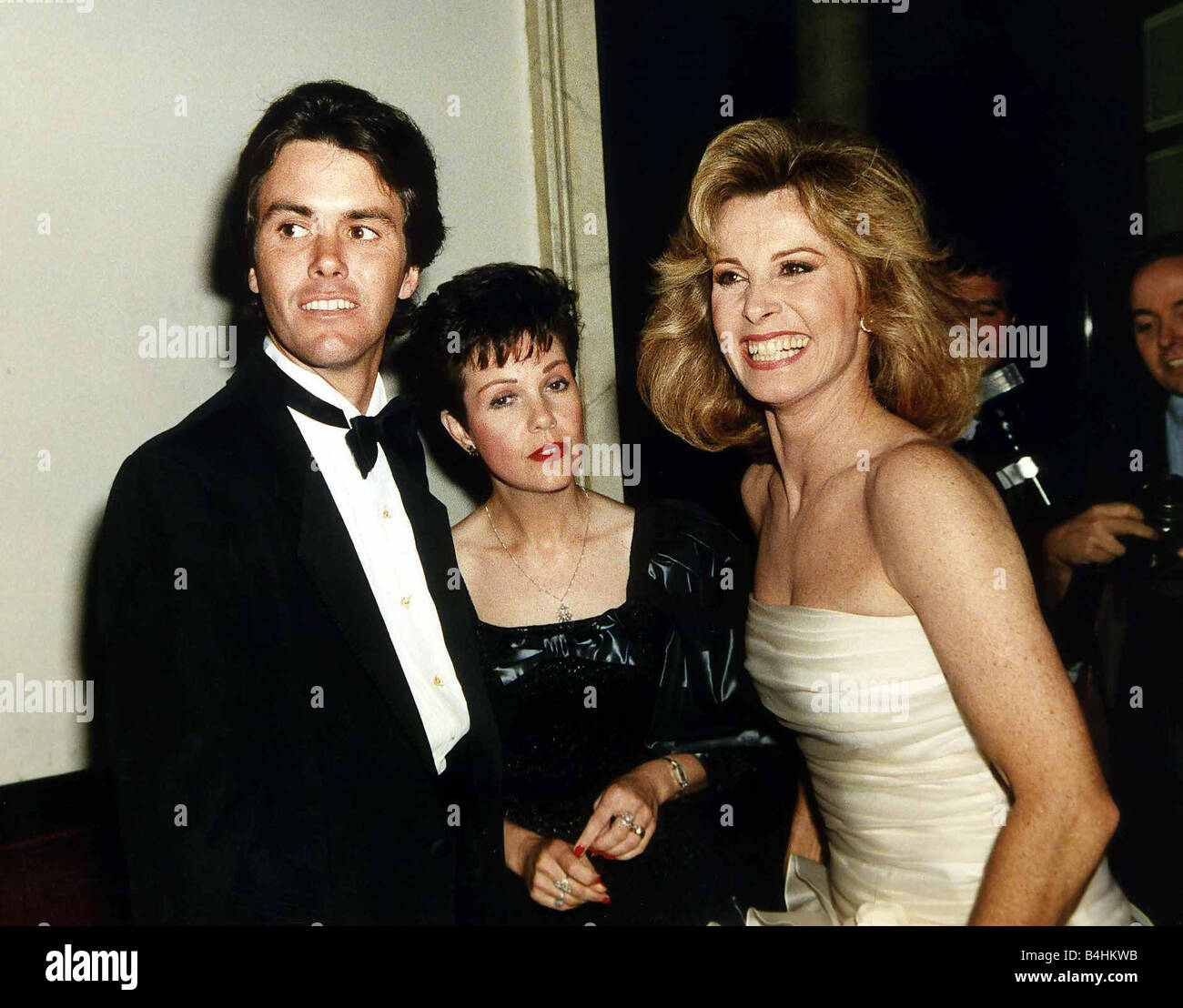 Stefanie Powers, die US-amerikanische Schauspielerin bei einem Sektempfang nach der Charity-Gala statt show statt, in Anwesenheit von Prinzessin Alexandra Mrs Maxwell und Ian Maxwell Geldbeschaffung für die National Aids Trust Theatre Royal Drury Lane Stockfoto