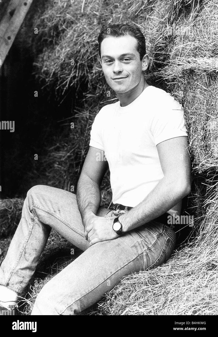 Ross Kemp Schauspieler 22 am Set des TV-Programms im Bild Emmerdale Farm November 1986 vor Ort sitzen auf Bails Heu Stockfoto