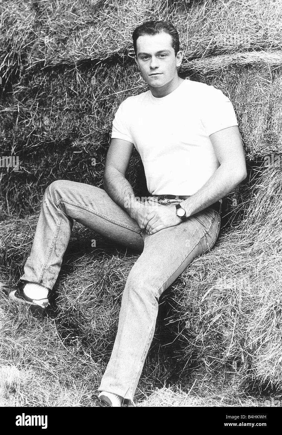 Ross Kemp Schauspieler 22 am Set des TV-Programms Emmerdale Farm im November 1986 im Bild vor Ort sitzen Bails Heu Stockfoto