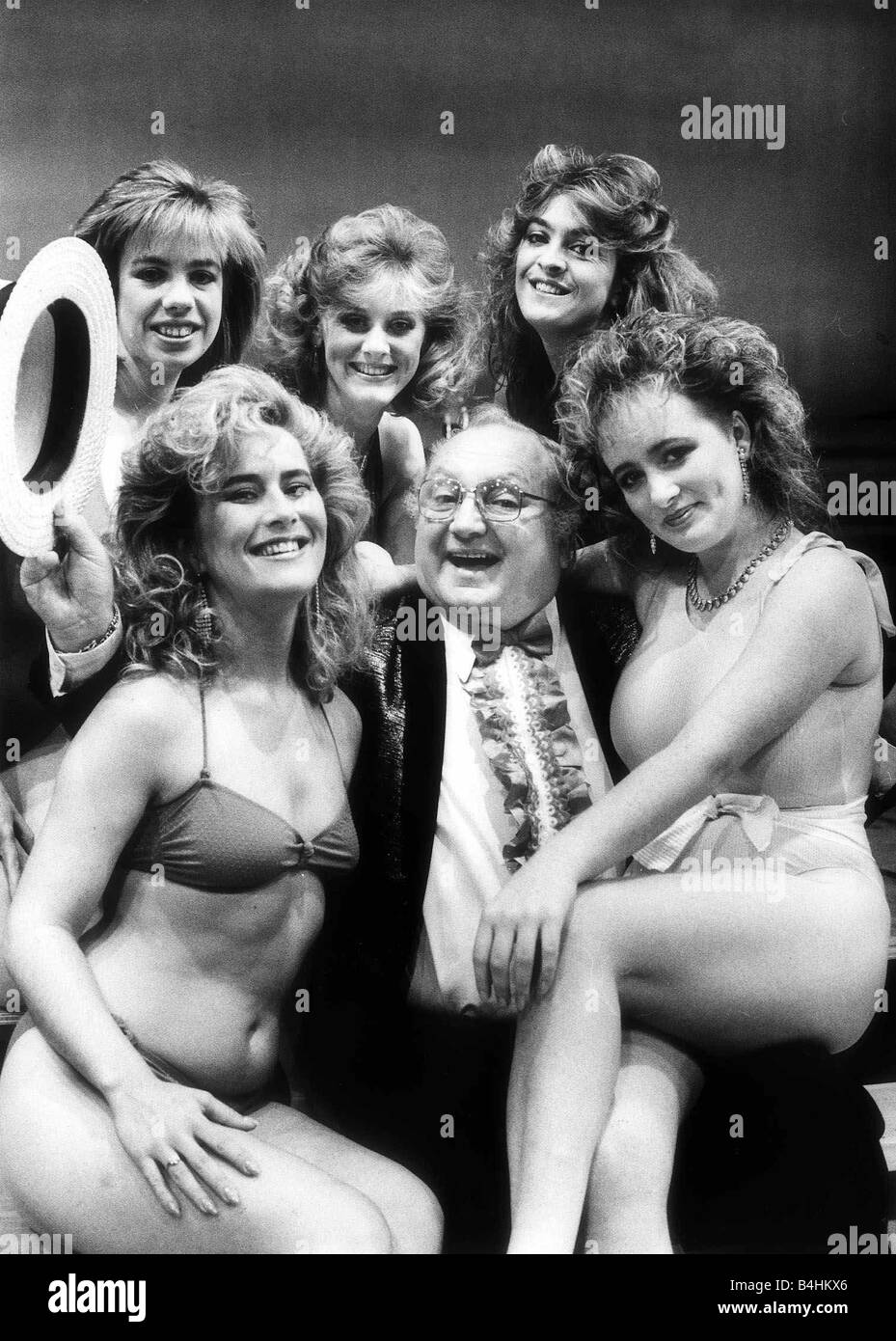 Fred Feast Schauspieler Oktober 1986 Sternen in einem neuen Spiel Schönheit er einen schmierigen Stand-up Comic zu einem Schönheitswettbewerb an das Forum Theater Withenshawe Diane Whitley Kazia Pelka Sarah Lancashire Lynda Rooke Michele Holmes spielt Stockfoto