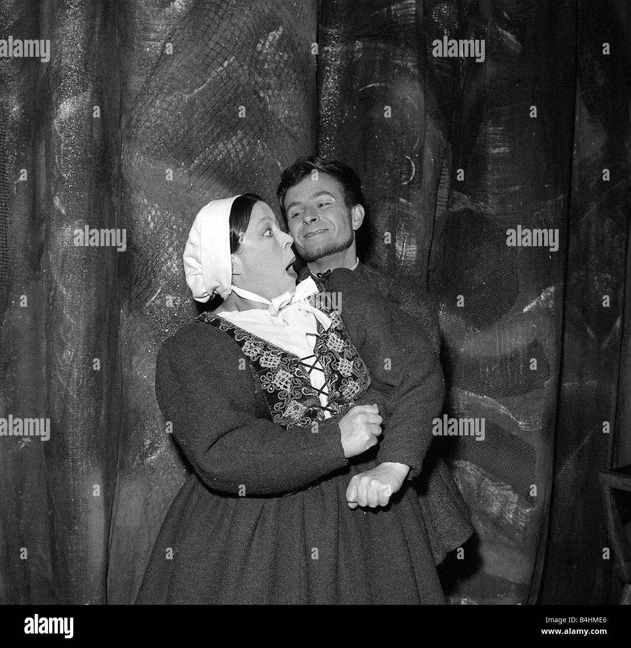 Romeo Und Julia Oktober 1960 War Peggy Mount Krankenschwester Und Alec Mccowen Als Mercutio An Der Old Vic Das Judi Dench S Profes Stockfotografie Alamy
