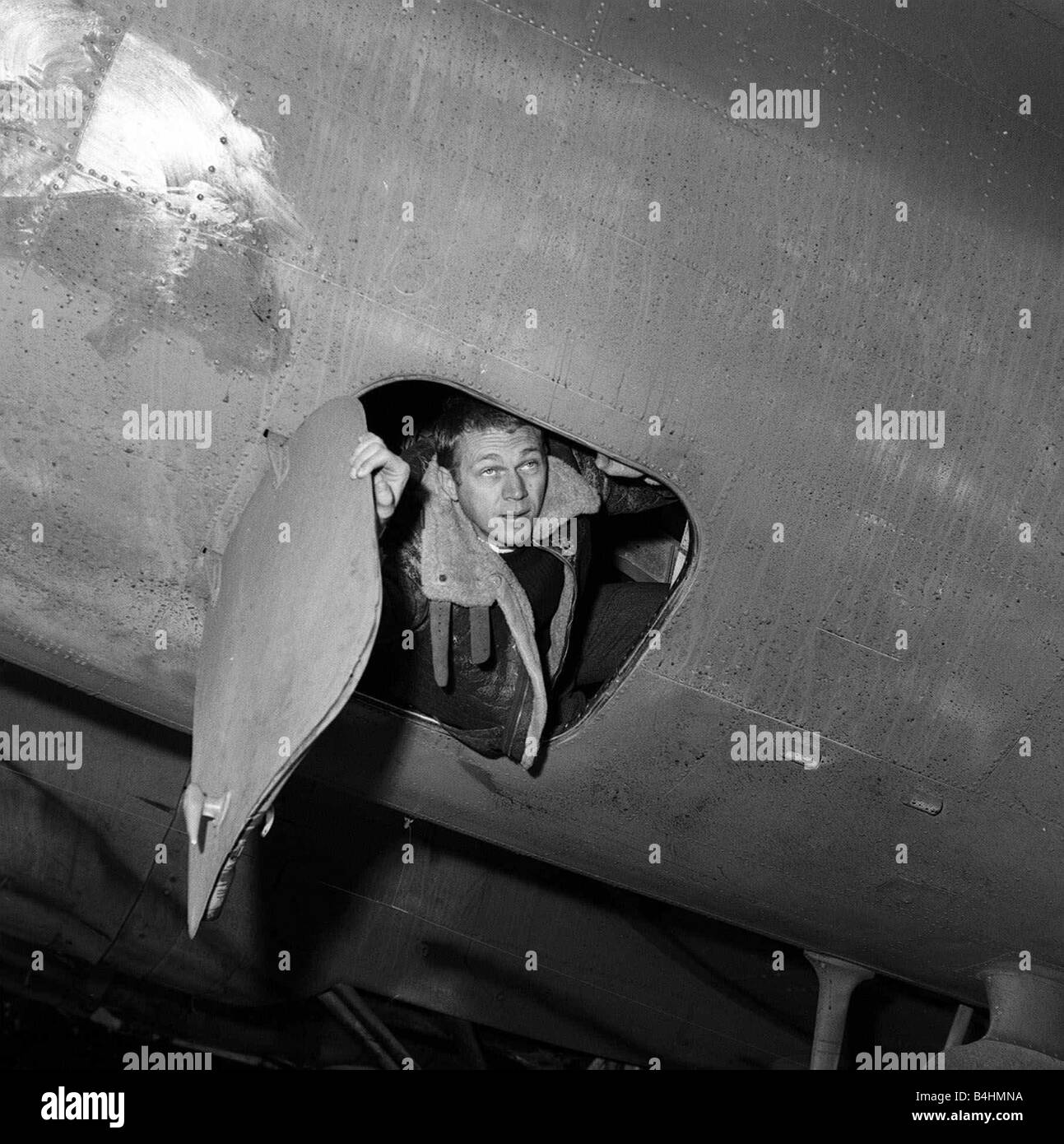 Steve McQueen Actor November 1961 Dreharbeiten stehenden Krieg Liebhaber von Boeing B17 Flying Flying Fortress RAF Bovingdon Flugplatz Stockfoto