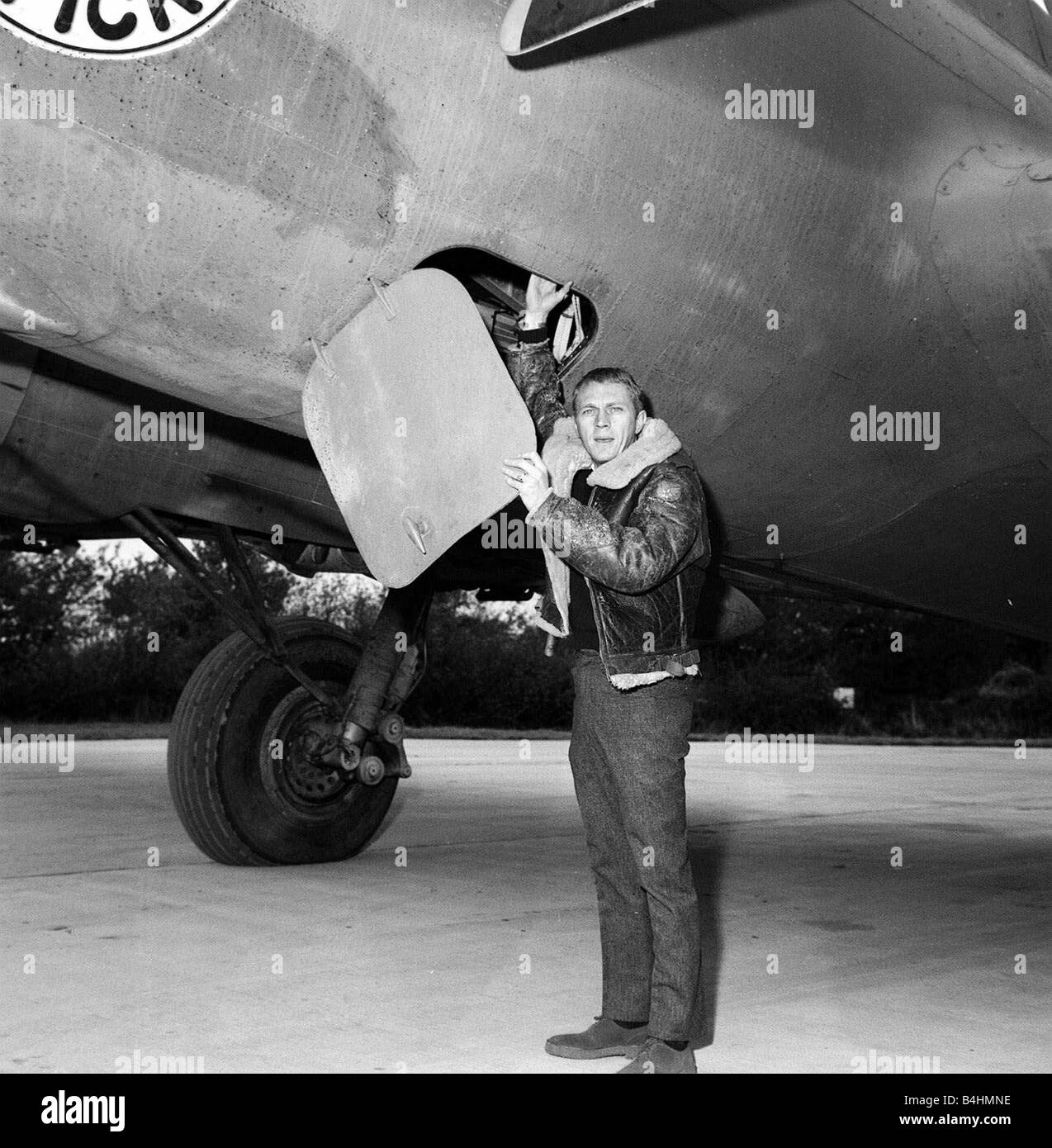 Steve McQueen Actor Kragen November 1961 Dreharbeiten stehenden Krieg Liebhaber von Boeing B17 Flying Flying Fortress auf RAF Bovingdon Flugplatz tragen Pelz Leder Fliegerjacke in Tasche Hände Stockfoto