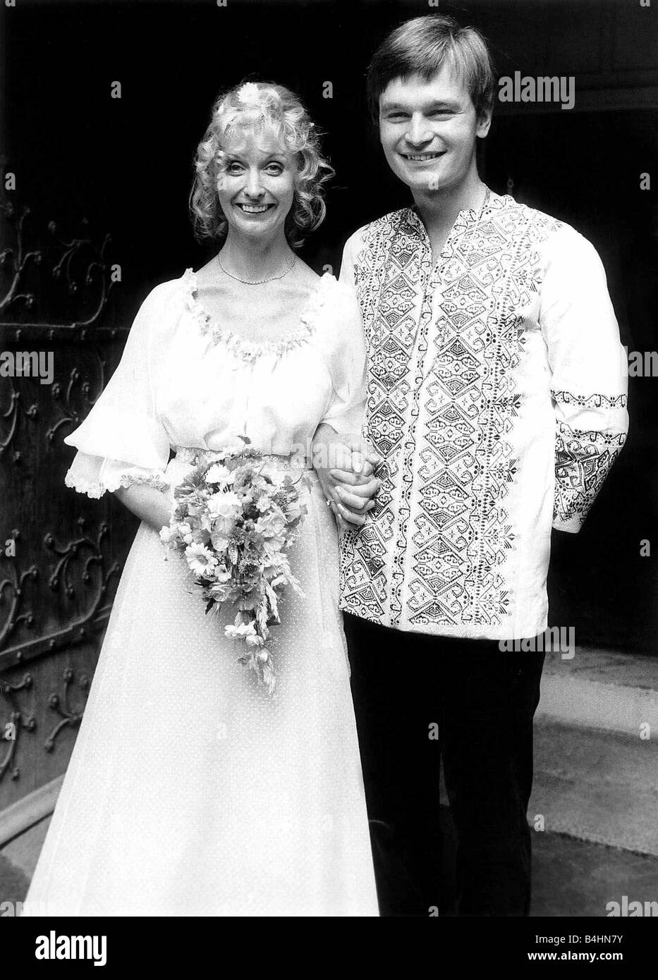 Nyree Dawn Porter Hochzeit August 1975 mit dem Schauspieler Robin Halstead South Kensington London Hochzeit Blumenstrauß Hand in Hand Stockfoto