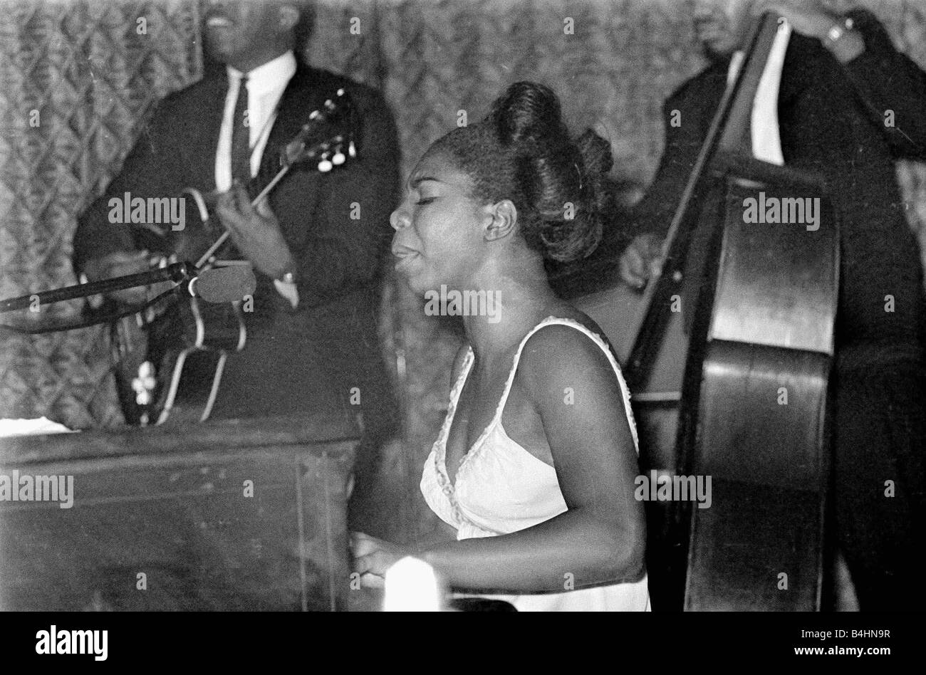 Nina Simone Juni 1965 Jazz Sängerin Bild Vorformen in Annies Club auf der Bühne spielen Klavier Eunice Kathleen Waymon Nina Simone-Sänger und Songwriter geboren Tryon North Carolina 21. Februar 1933 heiratete 1958 Don Ross Ehe aufgelöst 1961 Andrew Stroud eine Tochter Ehe aufgelöst 1971 starb Carry le Rouet Frankreich 21. April 2003 nahm den Namen Nina Simone Nina was bedeutet kleine von einem spanischen Freund kam und Simone wurde von der französischen Schauspielerin Simone Signoret Jazz Sänger 1960er Jahre Mirrorpix Stockfoto